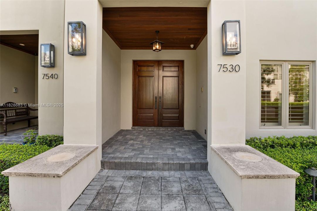 Activo con contrato: $11,000 (3 camas, 3 baños, 2678 Pies cuadrados)