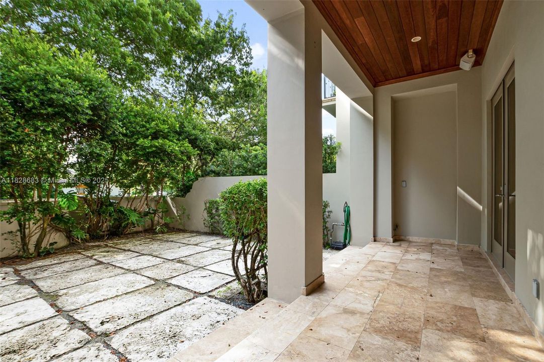 Activo con contrato: $11,000 (3 camas, 3 baños, 2678 Pies cuadrados)