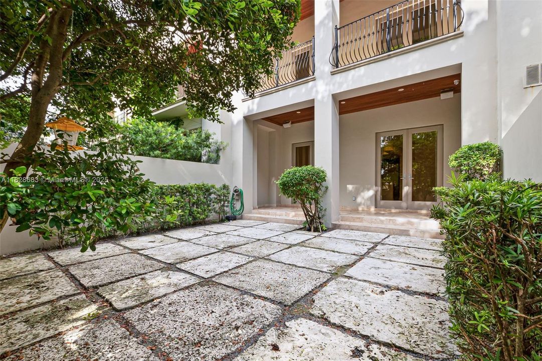 Activo con contrato: $11,000 (3 camas, 3 baños, 2678 Pies cuadrados)