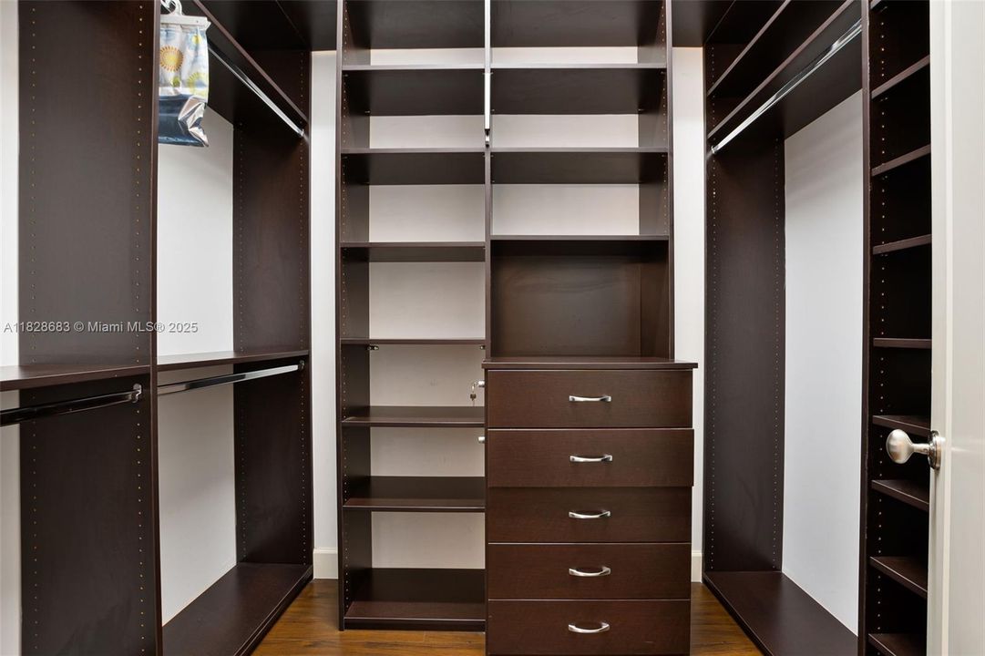 Activo con contrato: $11,000 (3 camas, 3 baños, 2678 Pies cuadrados)