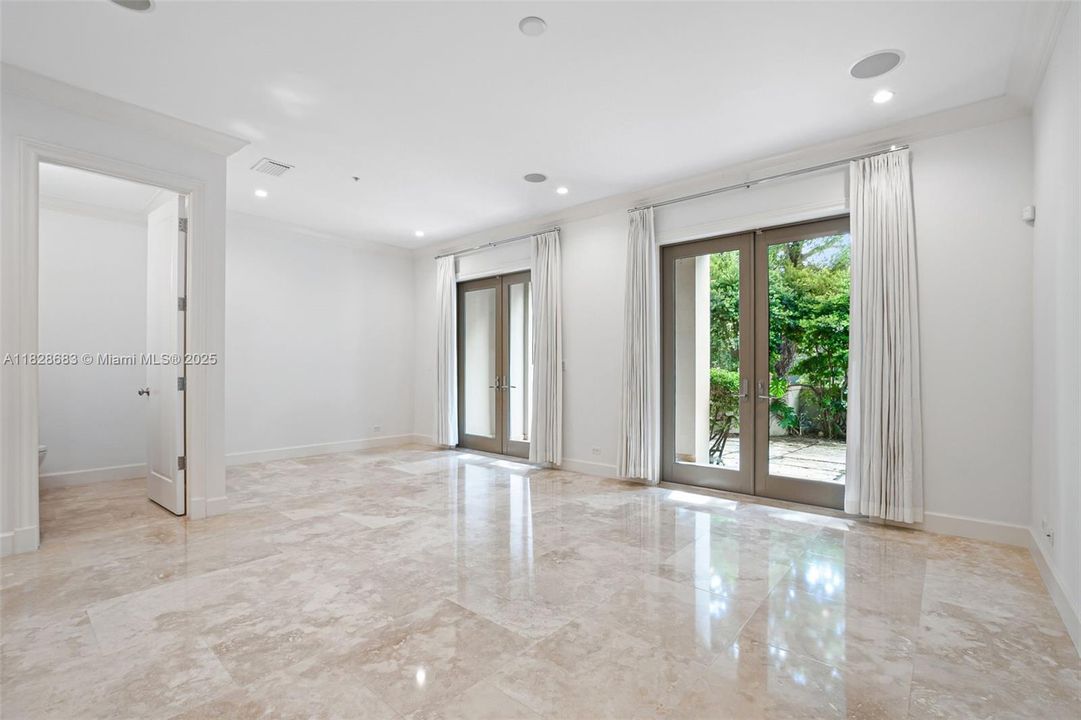 Activo con contrato: $11,000 (3 camas, 3 baños, 2678 Pies cuadrados)