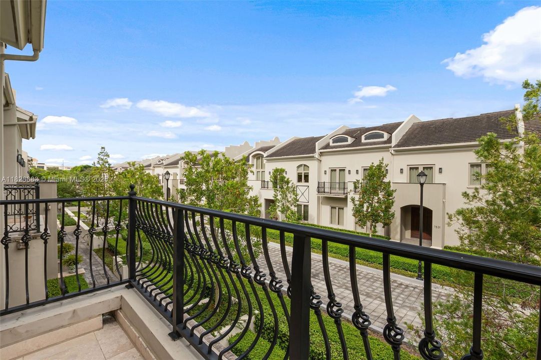 Activo con contrato: $11,000 (3 camas, 3 baños, 2678 Pies cuadrados)