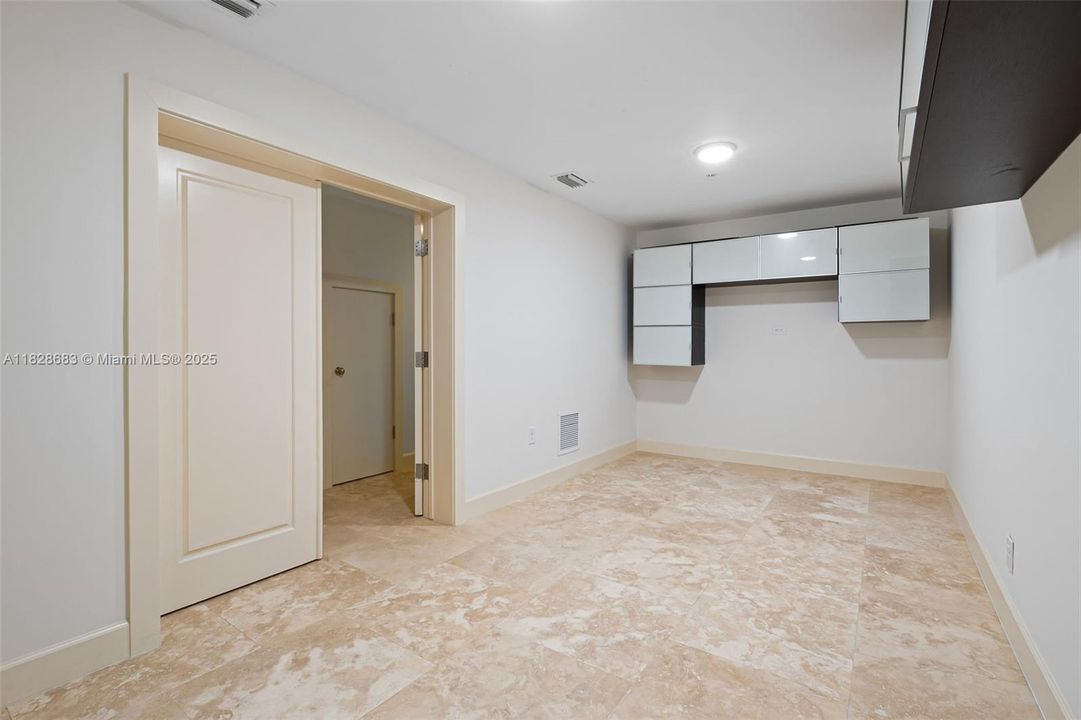 Activo con contrato: $11,000 (3 camas, 3 baños, 2678 Pies cuadrados)