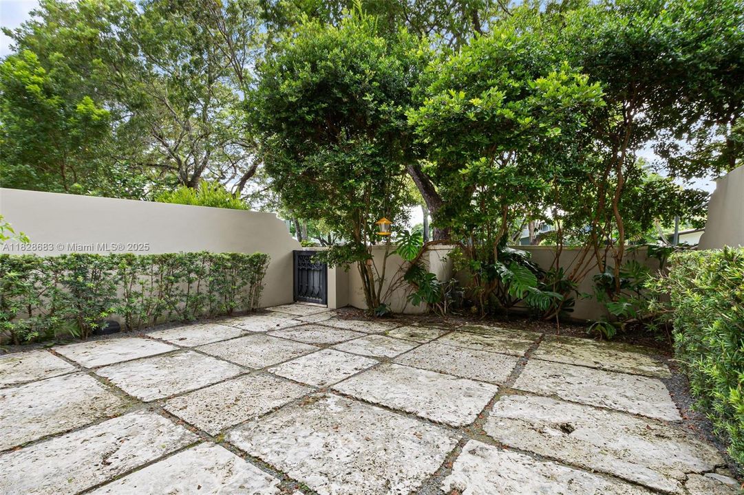 Activo con contrato: $11,000 (3 camas, 3 baños, 2678 Pies cuadrados)