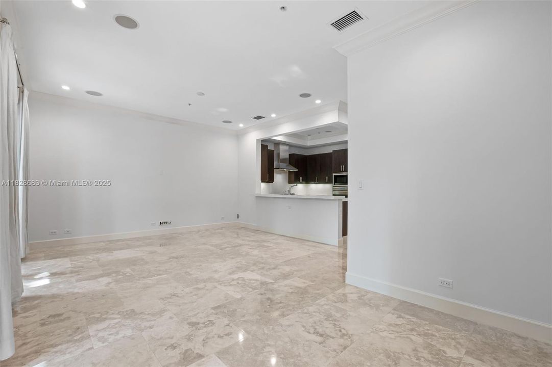 Activo con contrato: $11,000 (3 camas, 3 baños, 2678 Pies cuadrados)