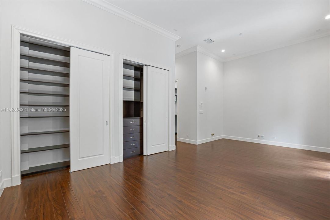 Activo con contrato: $11,000 (3 camas, 3 baños, 2678 Pies cuadrados)