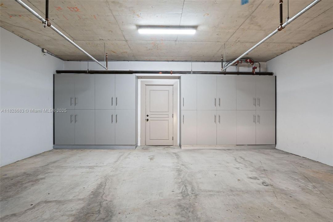 Activo con contrato: $11,000 (3 camas, 3 baños, 2678 Pies cuadrados)