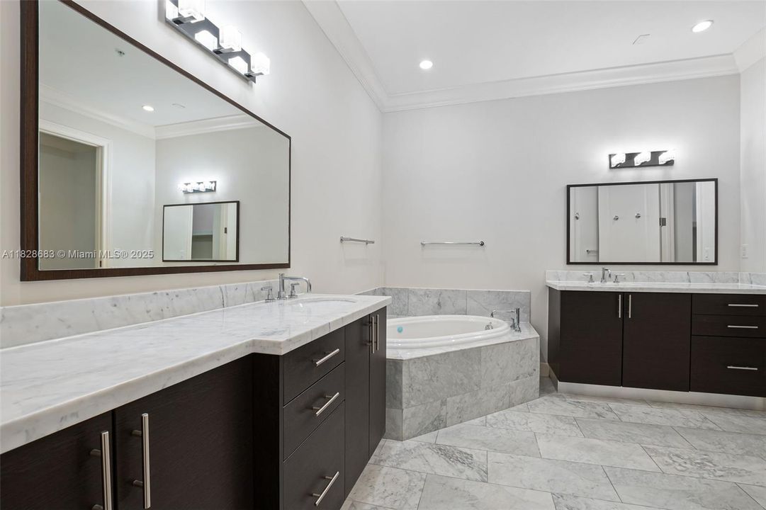 Activo con contrato: $11,000 (3 camas, 3 baños, 2678 Pies cuadrados)