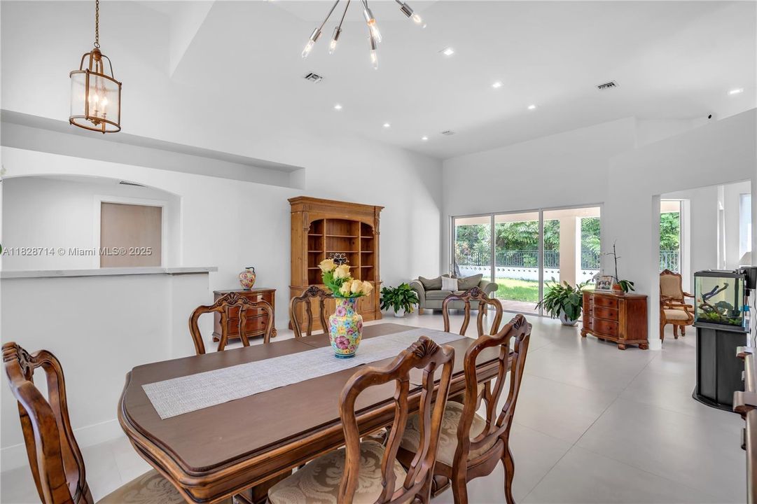 最近租的: $6,000 (4 贝兹, 2 浴室, 2536 平方英尺)