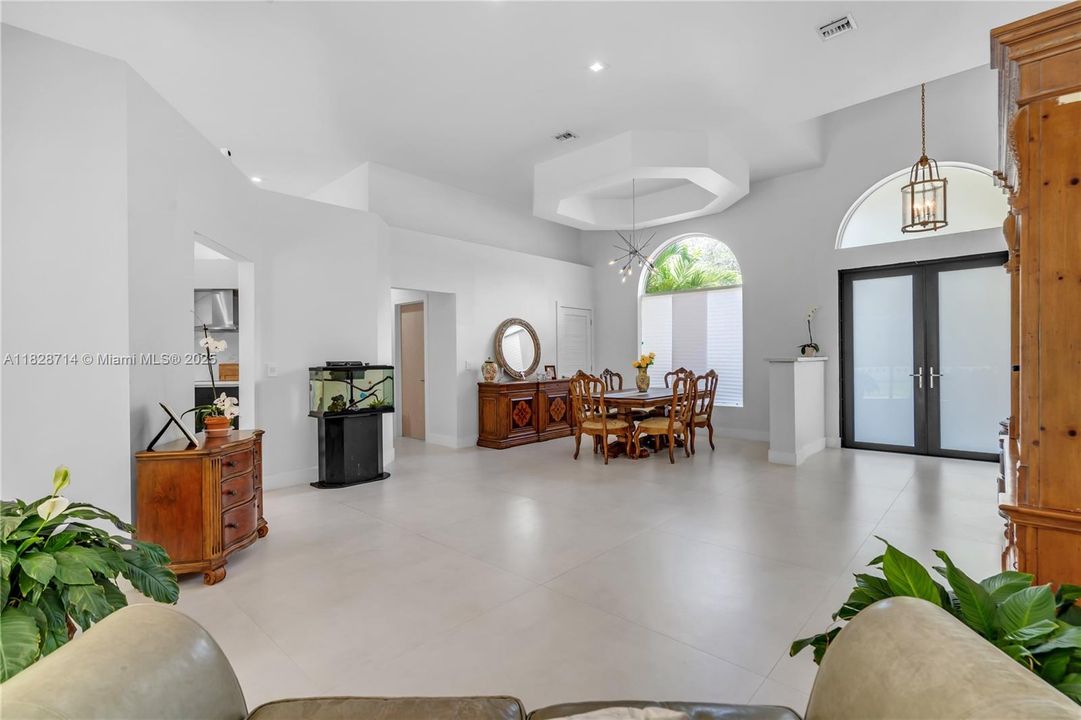 最近租的: $6,000 (4 贝兹, 2 浴室, 2536 平方英尺)