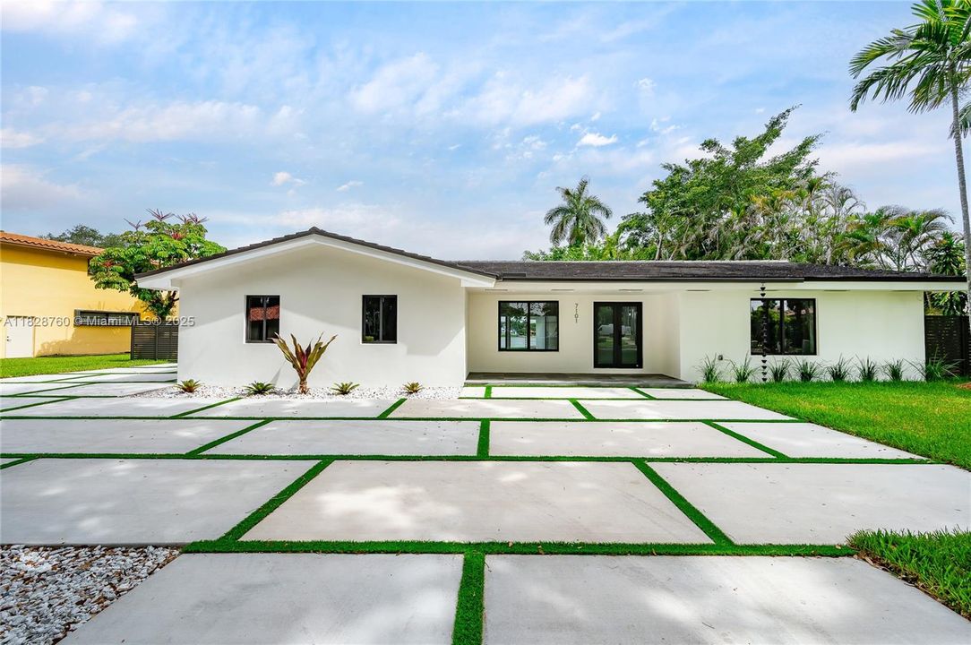 For Sale: $2,289,000 (4 beds, 4 baths, 3796 Square Feet)