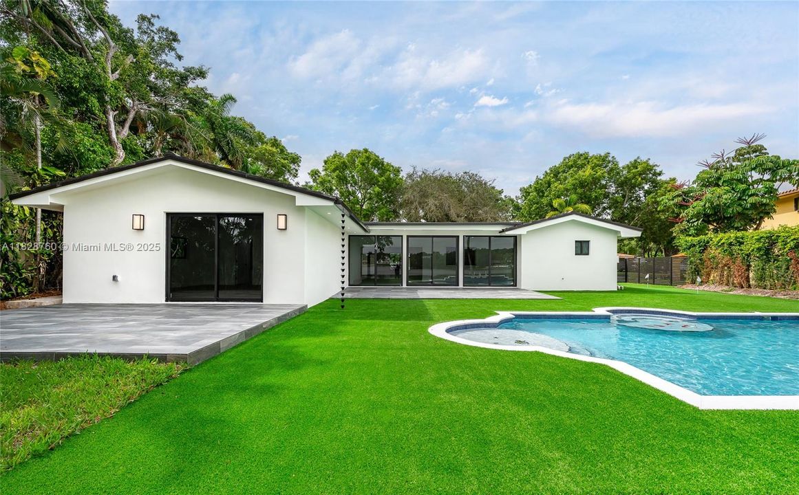 For Sale: $2,289,000 (4 beds, 4 baths, 3796 Square Feet)