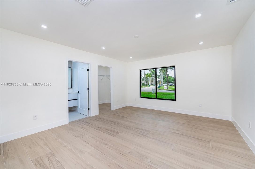 For Sale: $2,289,000 (4 beds, 4 baths, 3796 Square Feet)