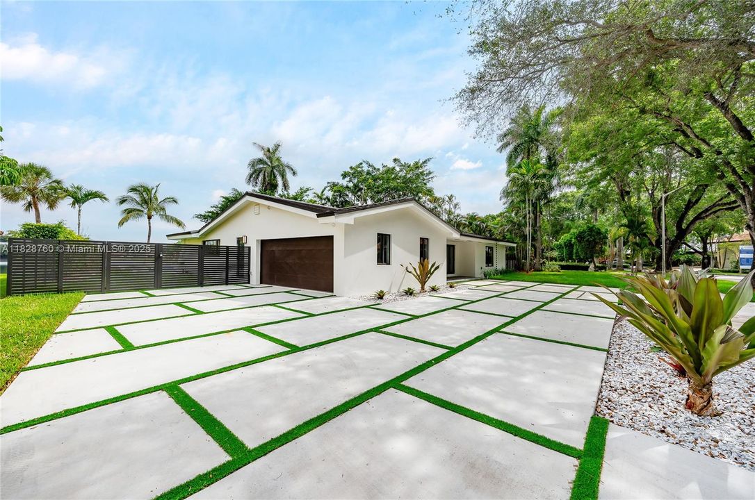 For Sale: $2,289,000 (4 beds, 4 baths, 3796 Square Feet)