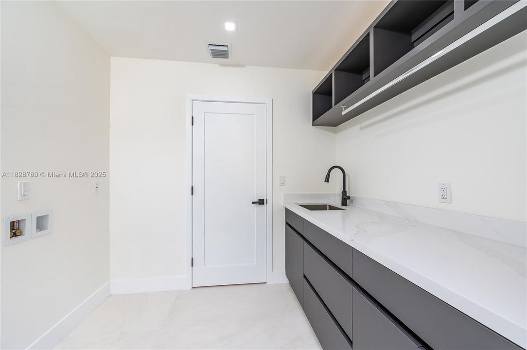 For Sale: $2,289,000 (4 beds, 4 baths, 3796 Square Feet)