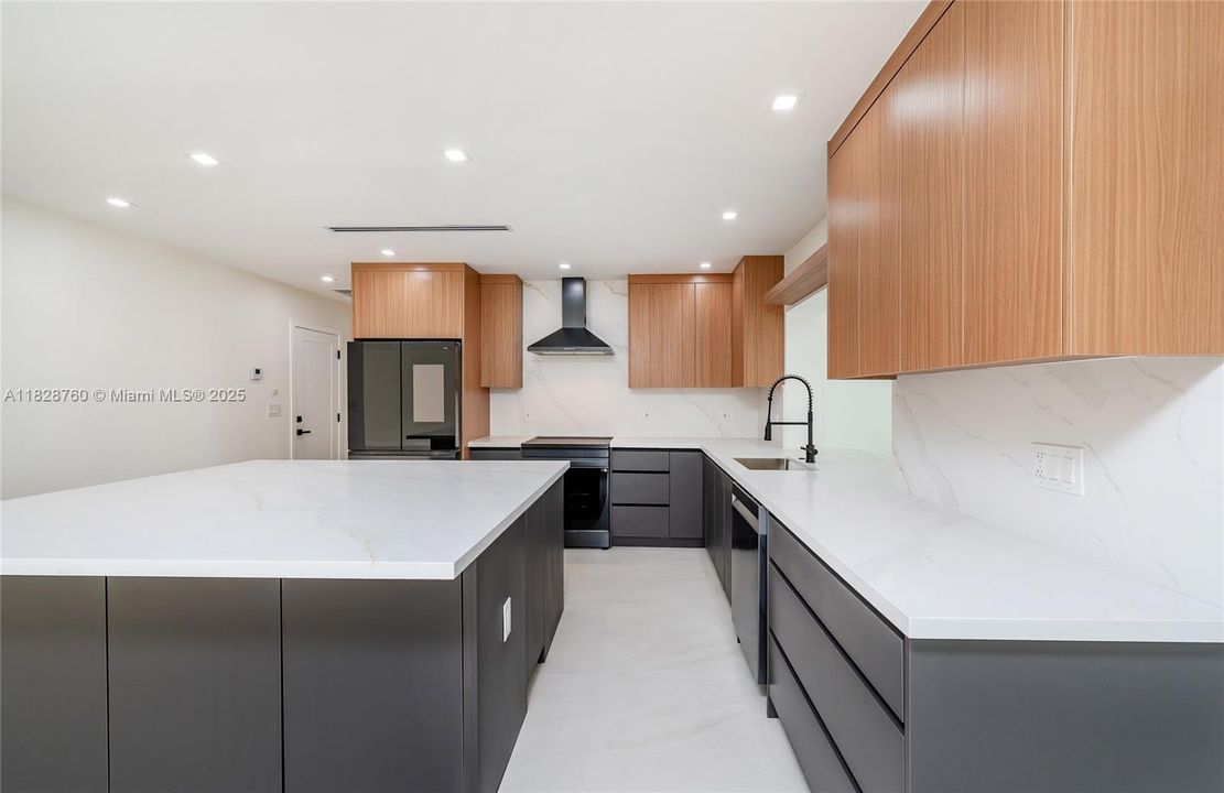 For Sale: $2,289,000 (4 beds, 4 baths, 3796 Square Feet)