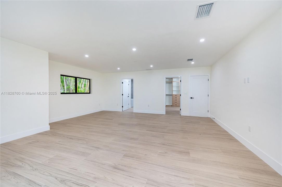 For Sale: $2,289,000 (4 beds, 4 baths, 3796 Square Feet)