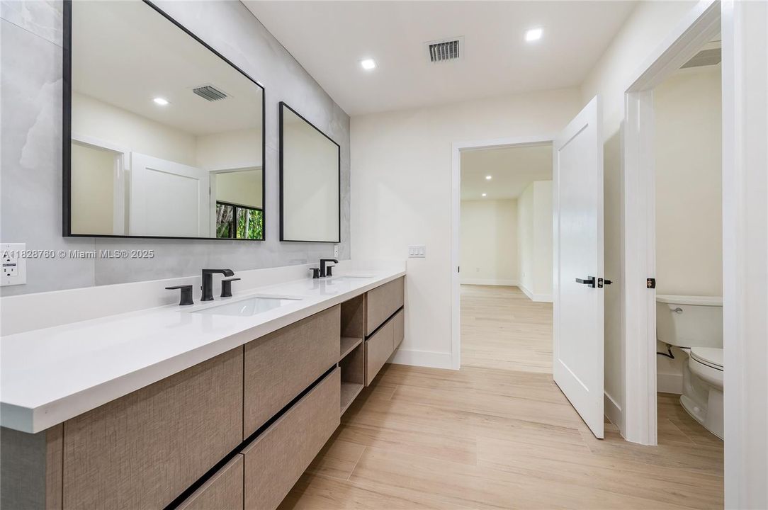 For Sale: $2,289,000 (4 beds, 4 baths, 3796 Square Feet)