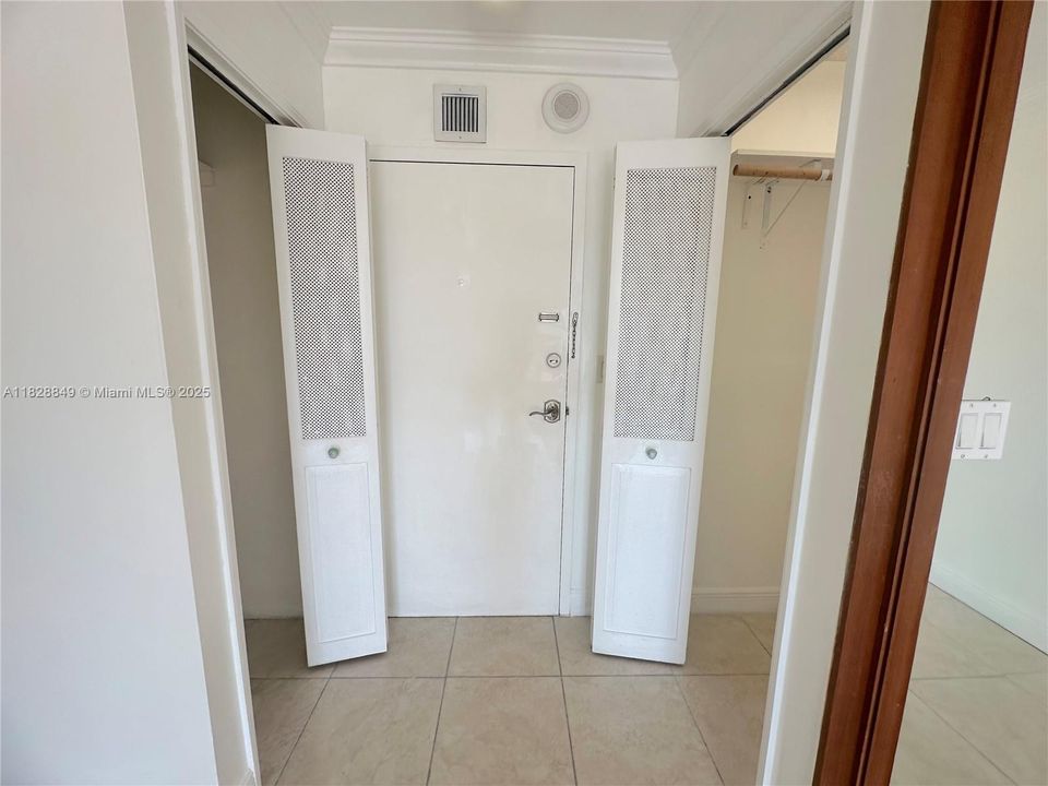 For Sale: $170,000 (1 beds, 1 baths, 690 Square Feet)