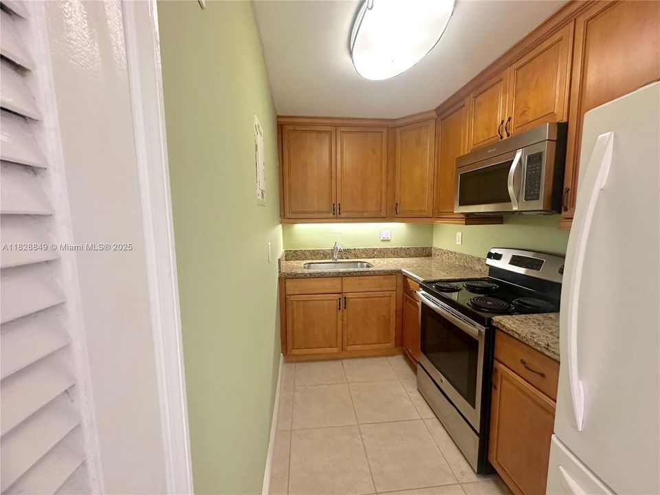 For Sale: $170,000 (1 beds, 1 baths, 690 Square Feet)