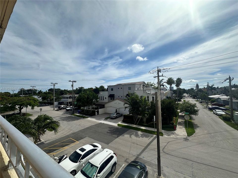 For Sale: $170,000 (1 beds, 1 baths, 690 Square Feet)