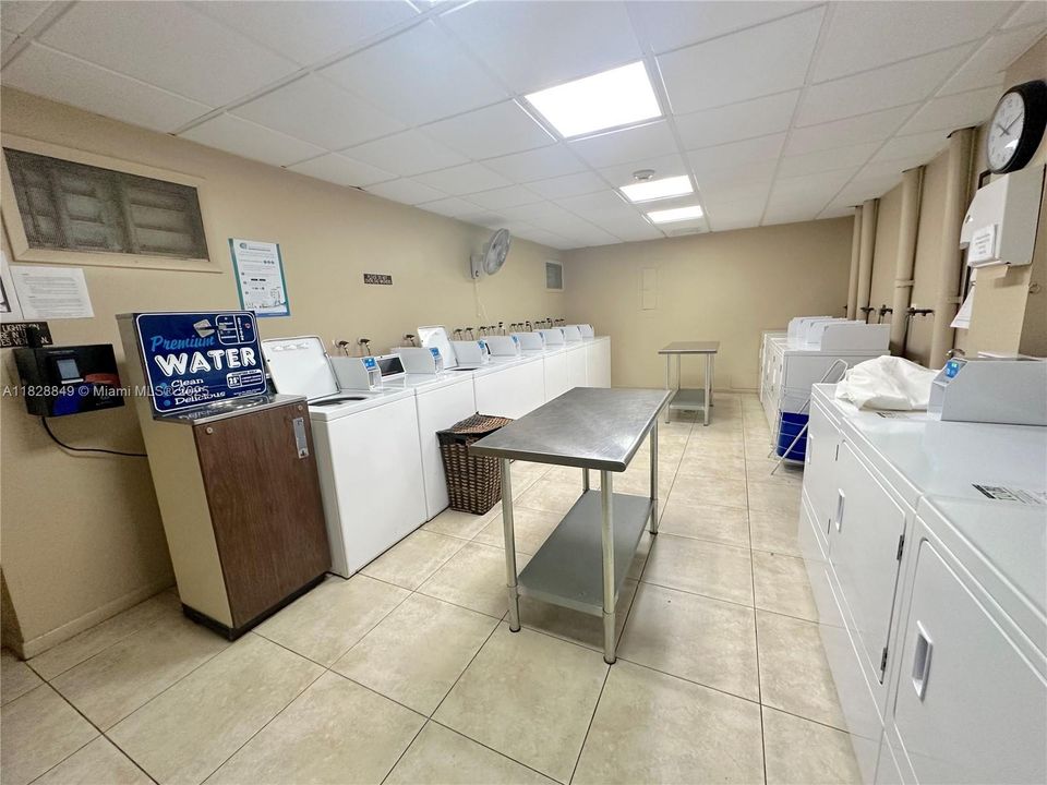 For Sale: $170,000 (1 beds, 1 baths, 690 Square Feet)