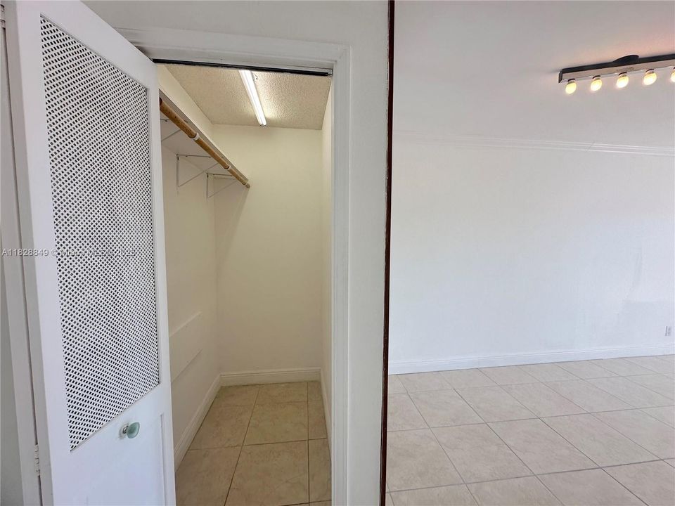 For Sale: $170,000 (1 beds, 1 baths, 690 Square Feet)