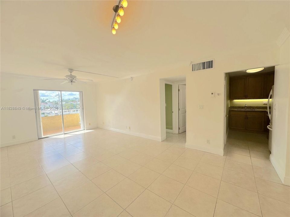 For Sale: $170,000 (1 beds, 1 baths, 690 Square Feet)