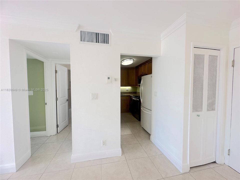 For Sale: $170,000 (1 beds, 1 baths, 690 Square Feet)