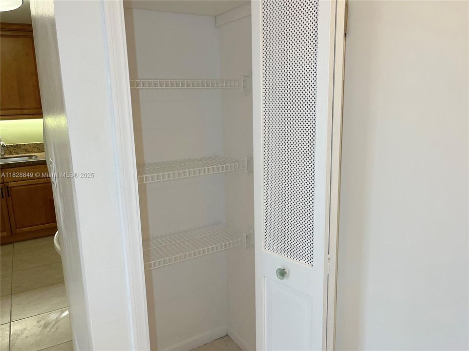 For Sale: $170,000 (1 beds, 1 baths, 690 Square Feet)