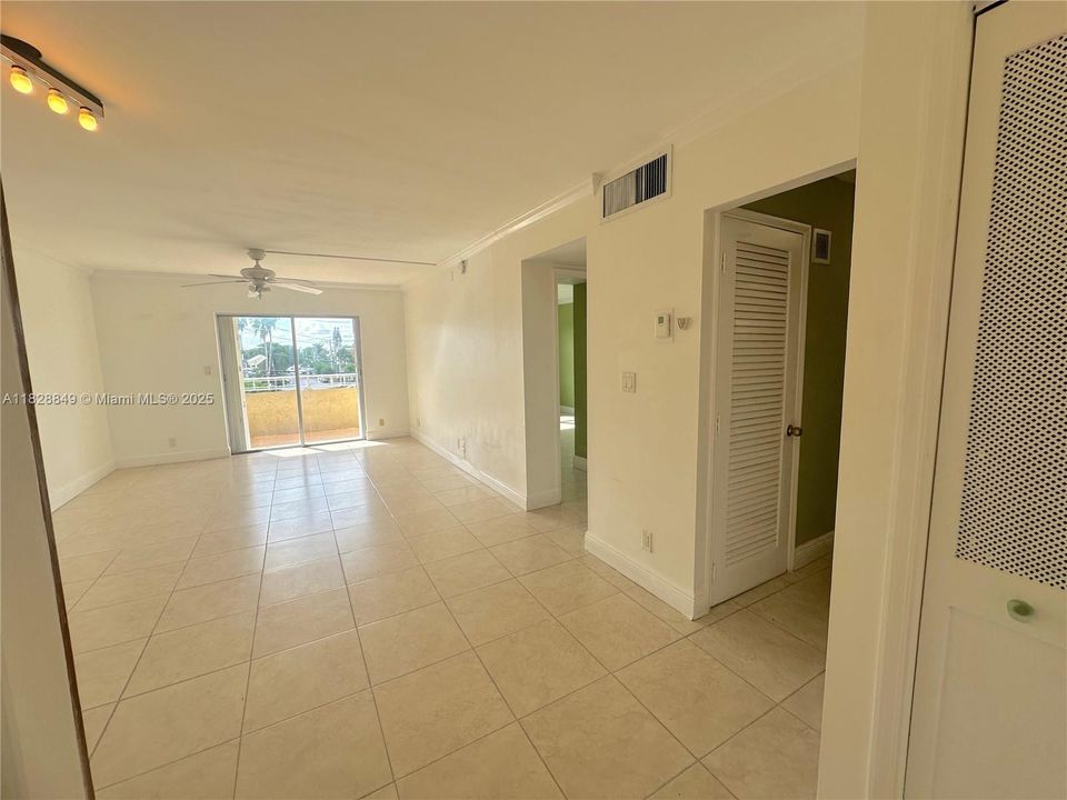 For Sale: $170,000 (1 beds, 1 baths, 690 Square Feet)