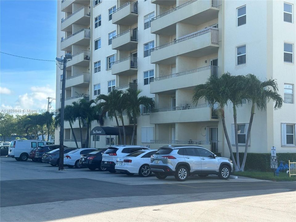 For Sale: $170,000 (1 beds, 1 baths, 690 Square Feet)