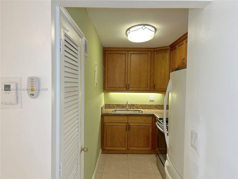For Sale: $170,000 (1 beds, 1 baths, 690 Square Feet)
