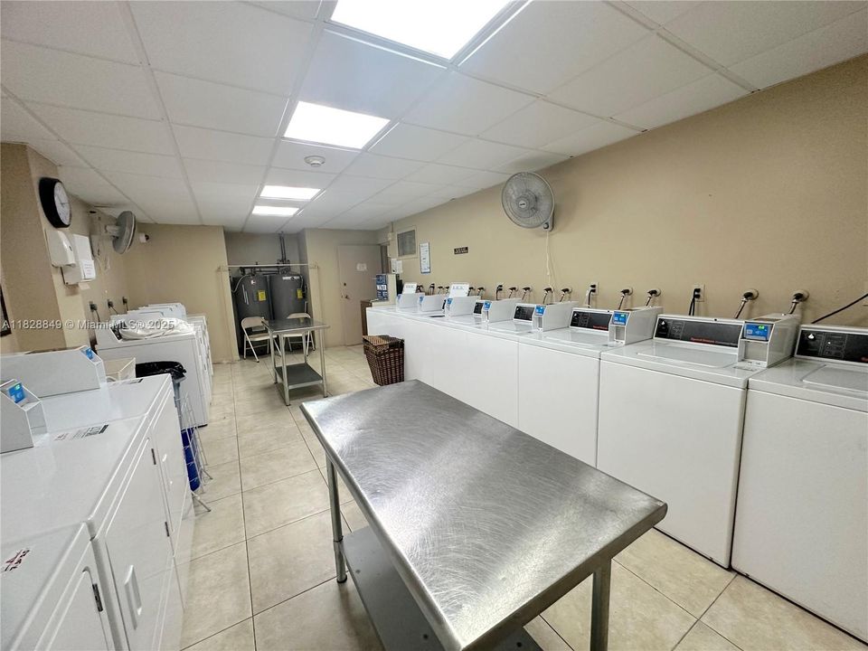 For Sale: $170,000 (1 beds, 1 baths, 690 Square Feet)