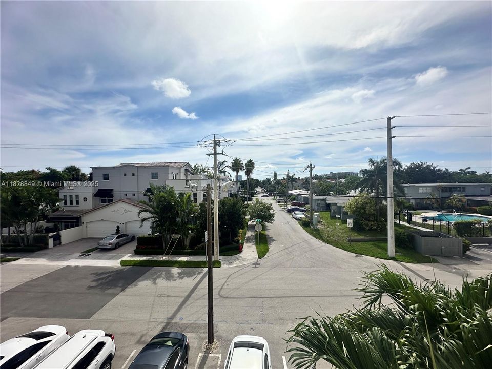 For Sale: $170,000 (1 beds, 1 baths, 690 Square Feet)