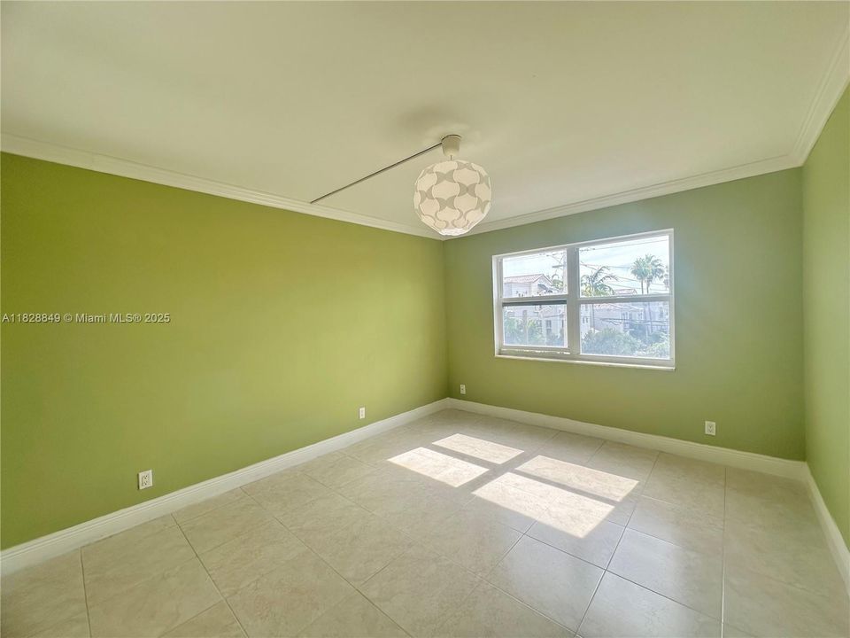 For Sale: $170,000 (1 beds, 1 baths, 690 Square Feet)