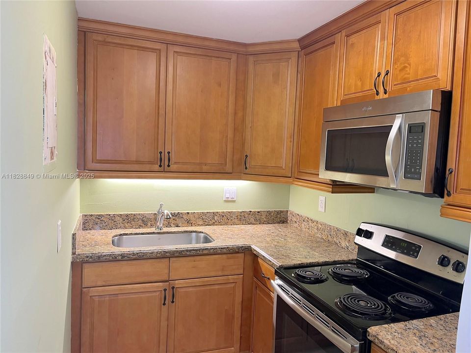 For Sale: $170,000 (1 beds, 1 baths, 690 Square Feet)