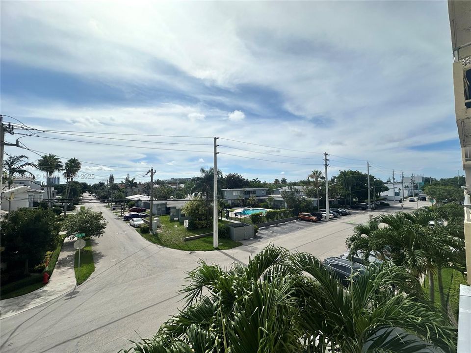 For Sale: $170,000 (1 beds, 1 baths, 690 Square Feet)