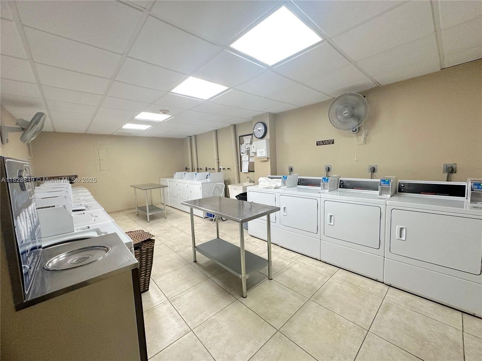 For Sale: $170,000 (1 beds, 1 baths, 690 Square Feet)