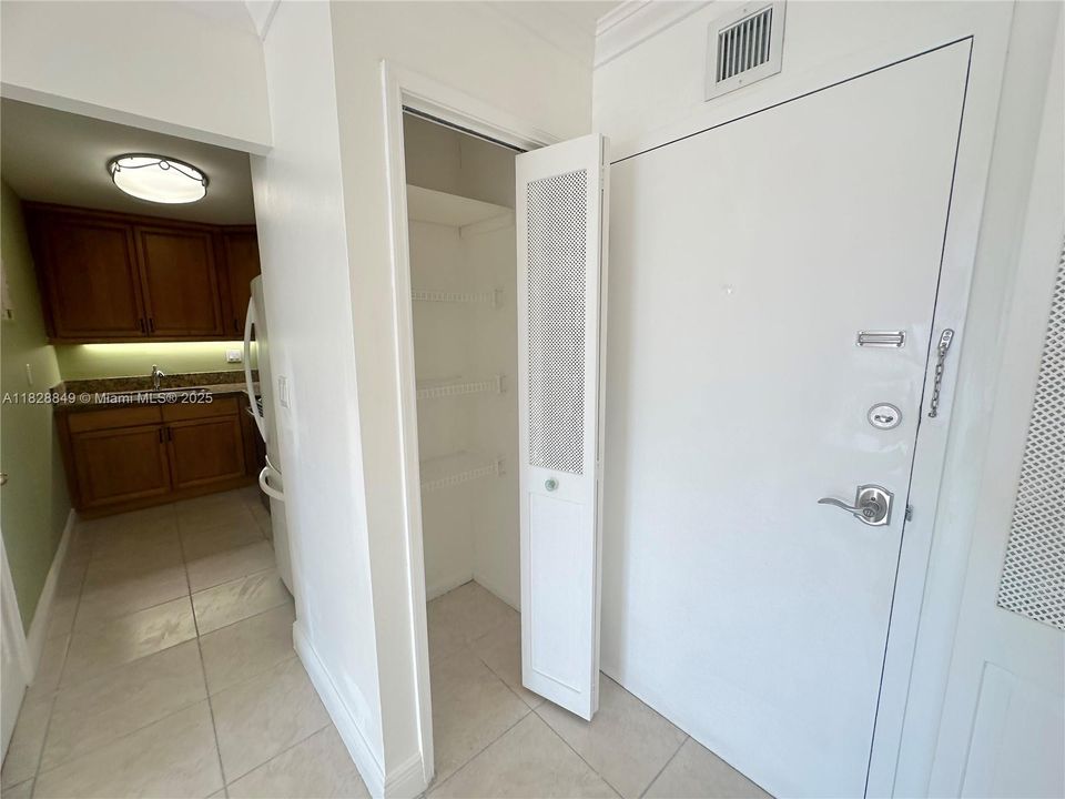 For Sale: $170,000 (1 beds, 1 baths, 690 Square Feet)