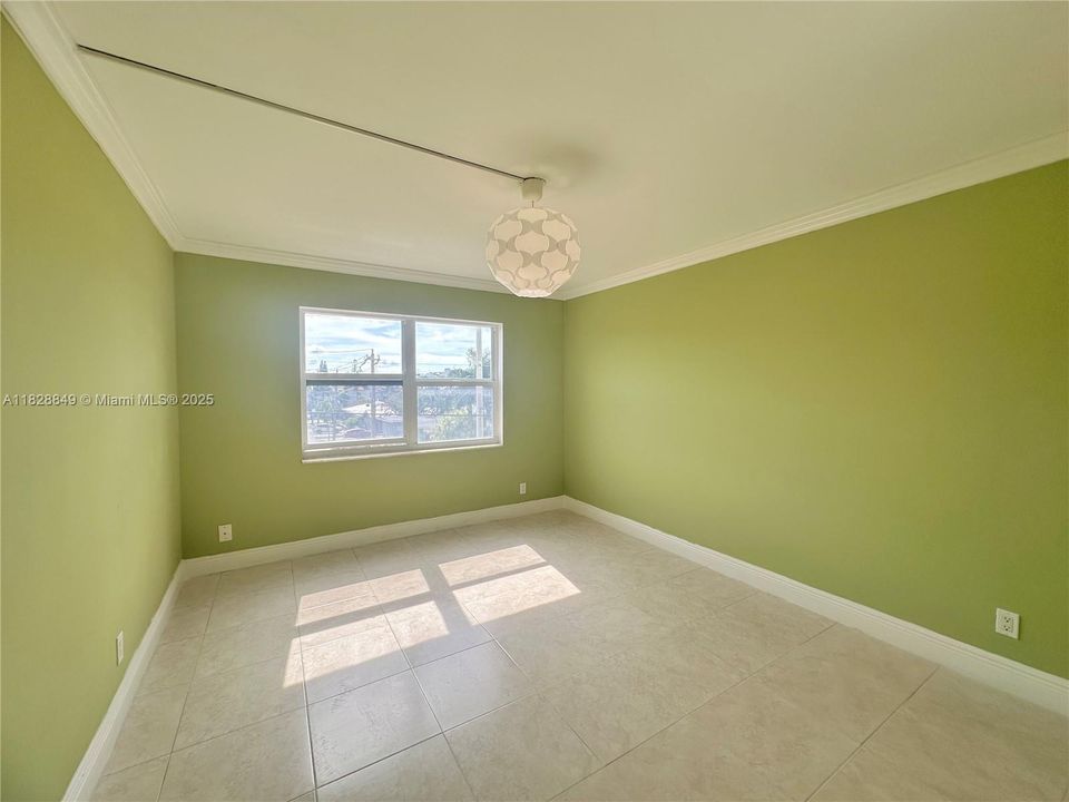 For Sale: $170,000 (1 beds, 1 baths, 690 Square Feet)