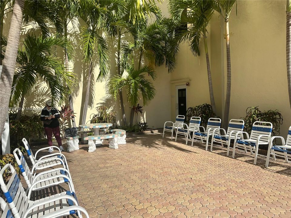 For Sale: $170,000 (1 beds, 1 baths, 690 Square Feet)