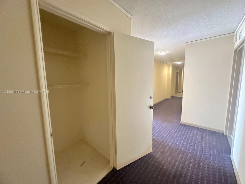 For Sale: $170,000 (1 beds, 1 baths, 690 Square Feet)