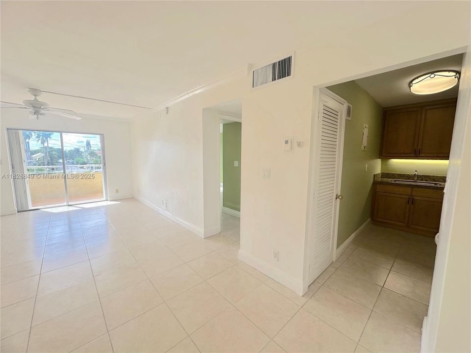 For Sale: $170,000 (1 beds, 1 baths, 690 Square Feet)