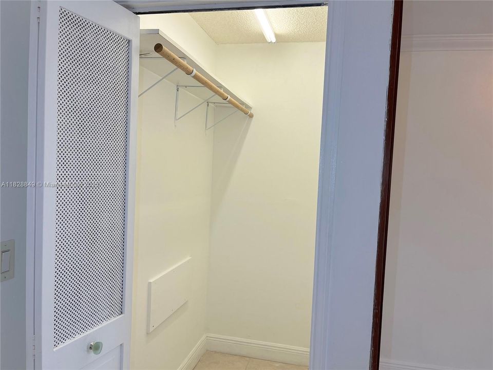 For Sale: $170,000 (1 beds, 1 baths, 690 Square Feet)