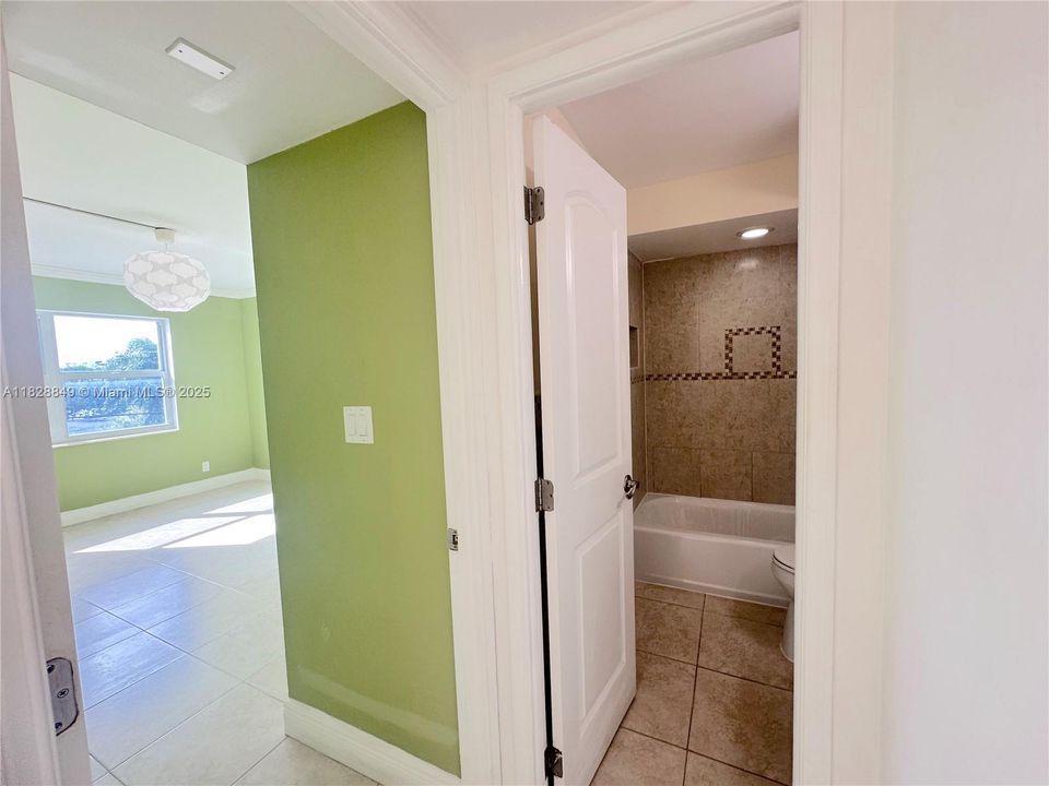 For Sale: $170,000 (1 beds, 1 baths, 690 Square Feet)