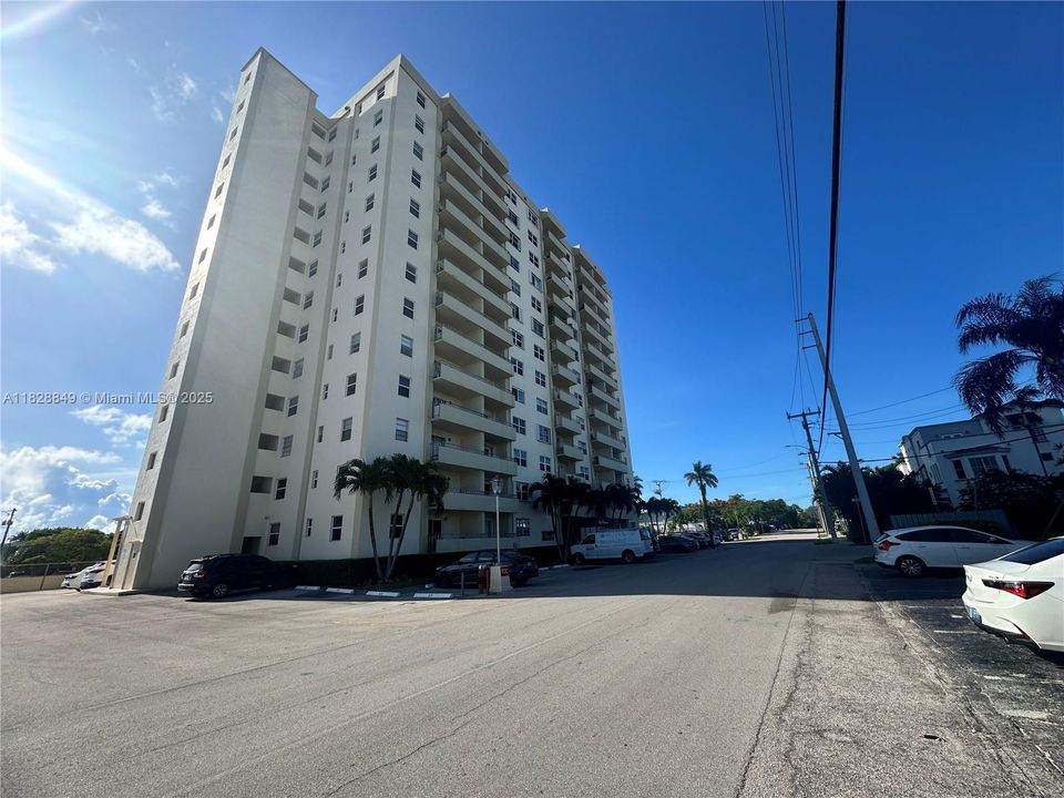 For Sale: $170,000 (1 beds, 1 baths, 690 Square Feet)