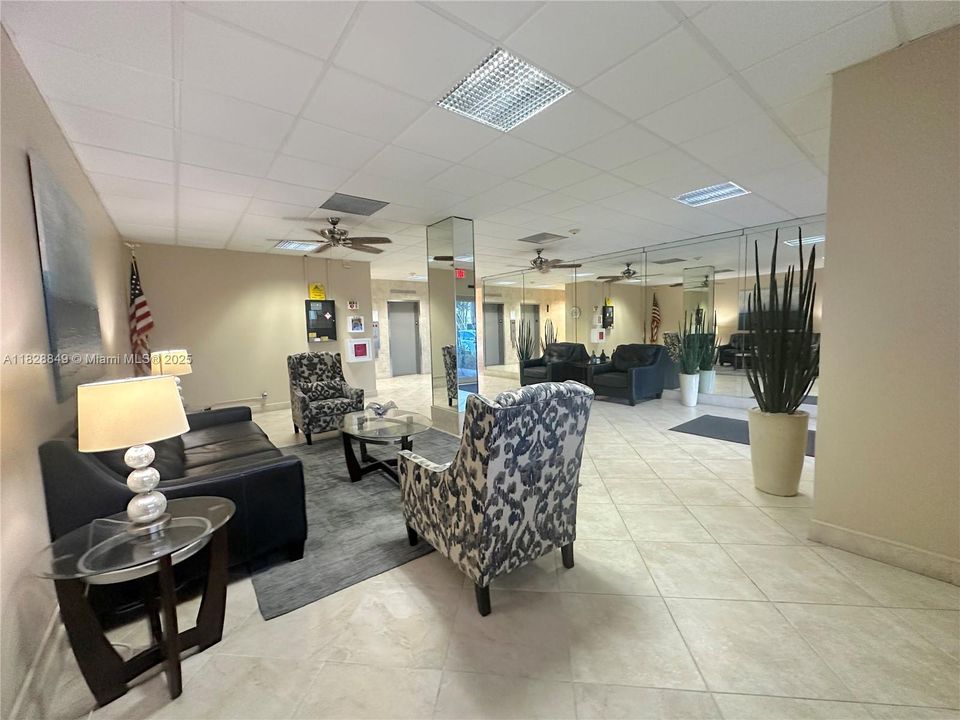 For Sale: $170,000 (1 beds, 1 baths, 690 Square Feet)