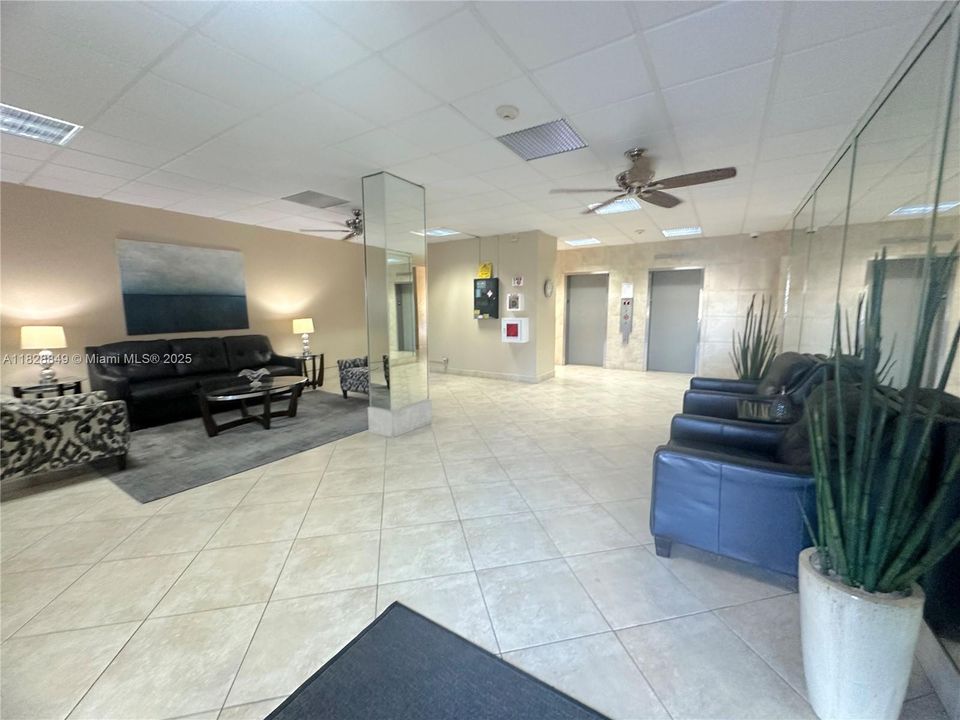 For Sale: $170,000 (1 beds, 1 baths, 690 Square Feet)