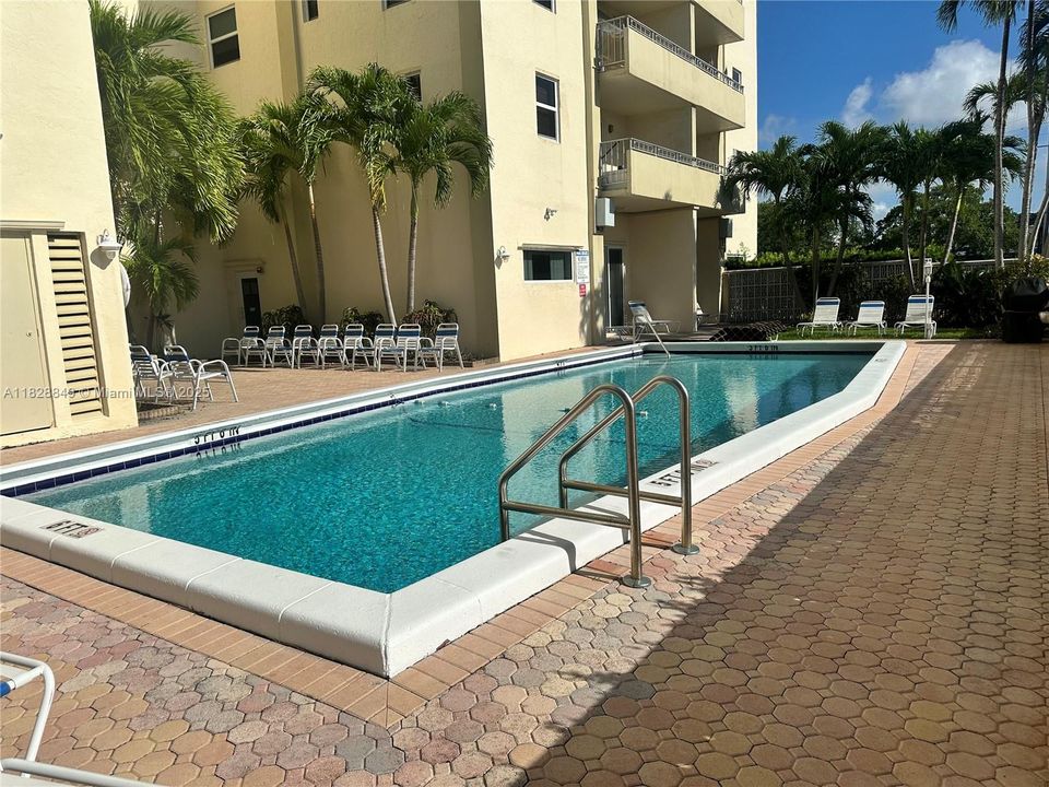 For Sale: $170,000 (1 beds, 1 baths, 690 Square Feet)